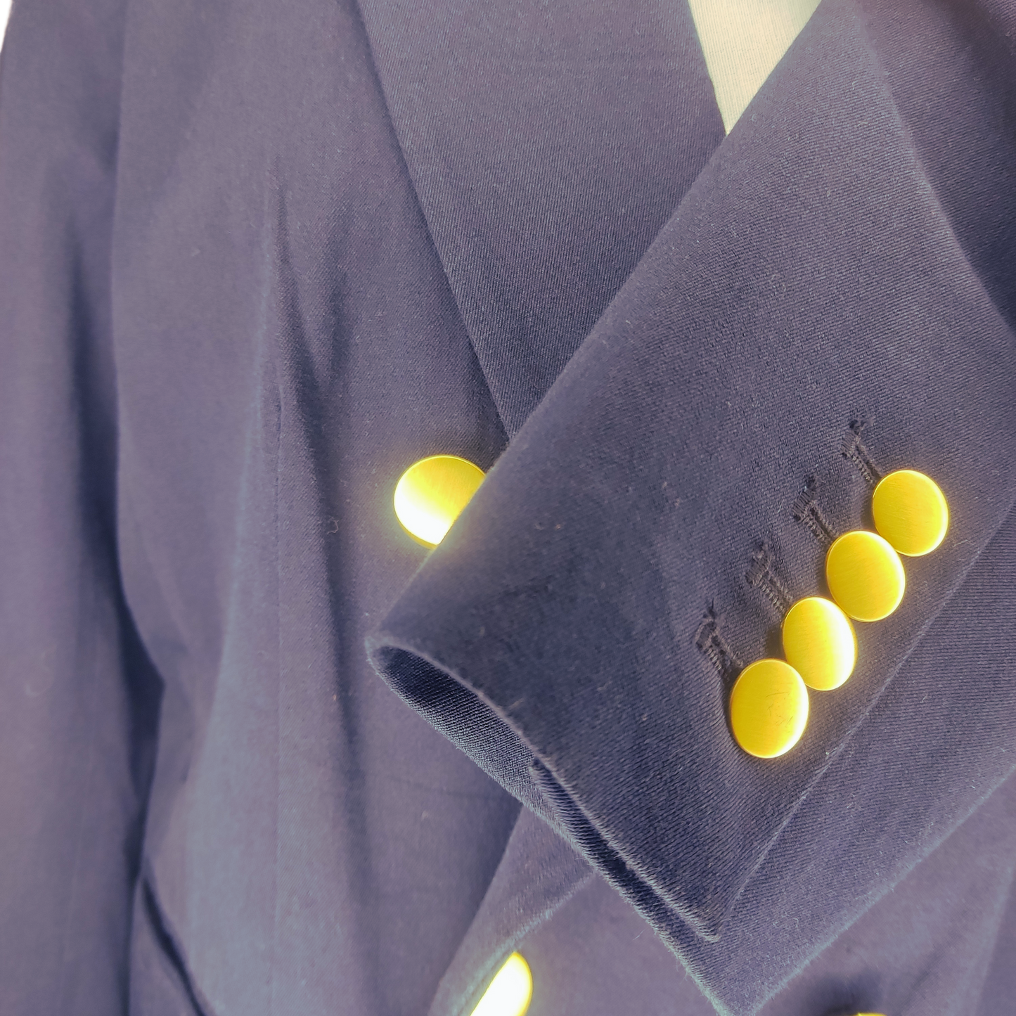 Chaqueta blazer azul doble botonadura dorada frontal