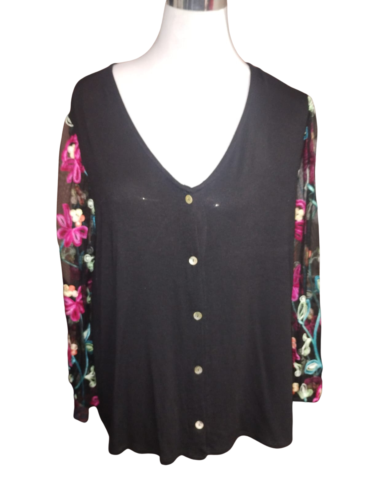Blusa negra abotonada frontal con bordados florales cod 4000014