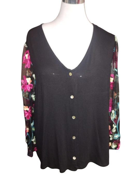 Blusa negra abotonada frontal con bordados florales cod 4000014