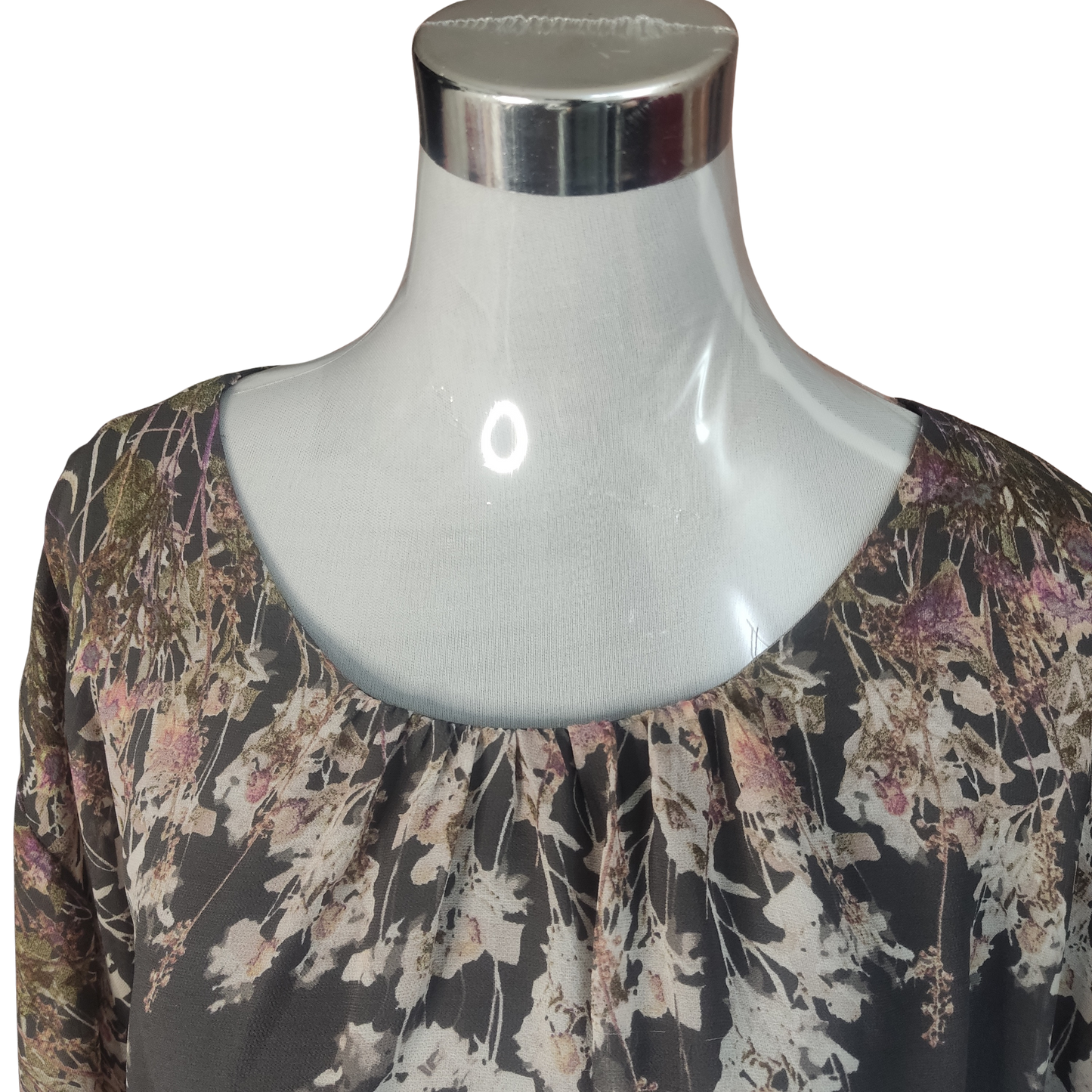 Blusa color gris con diseños florales en tonos blancos rosa y verde olivo cod 4000025