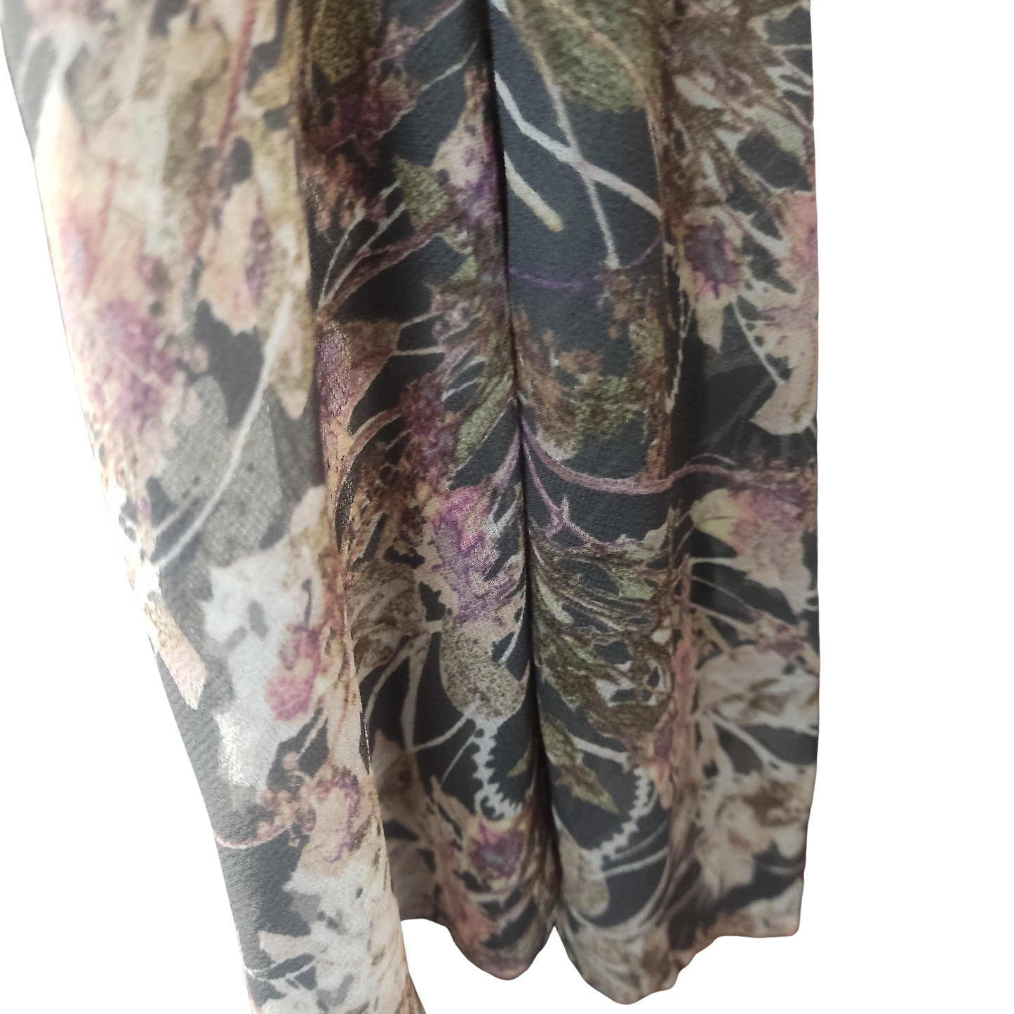 Blusa color gris con diseños florales en tonos blancos rosa y verde olivo cod 4000025
