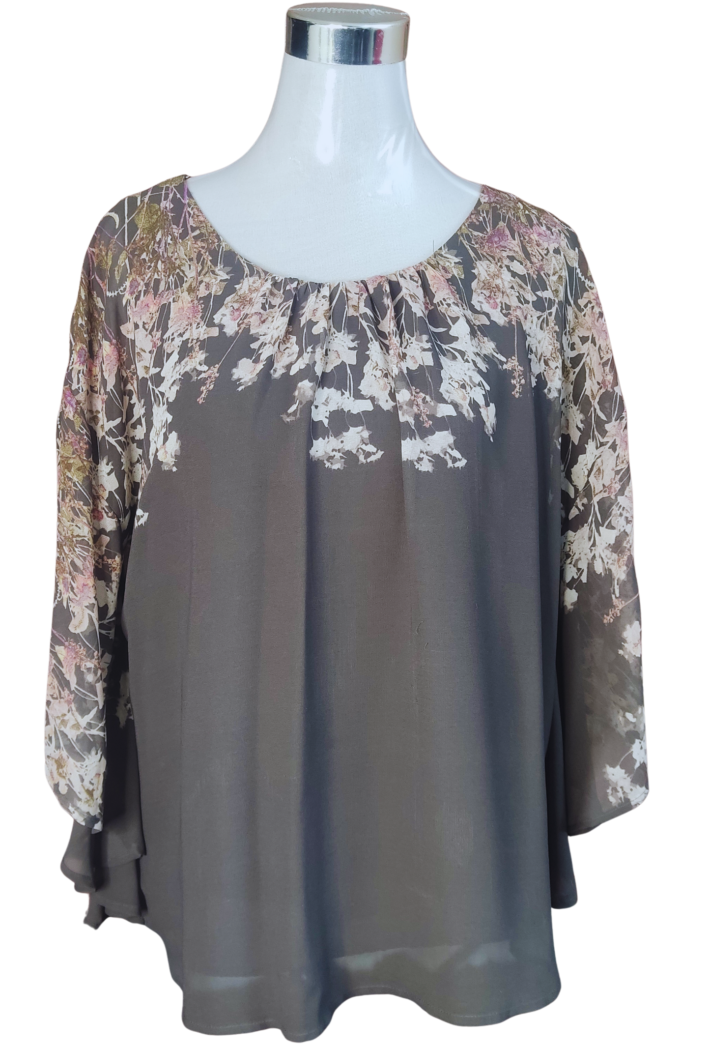 Blusa color gris con diseños florales en tonos blancos rosa y verde olivo cod 4000025