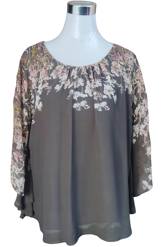 Blusa color gris con diseños florales en tonos blancos rosa y verde olivo cod 4000025
