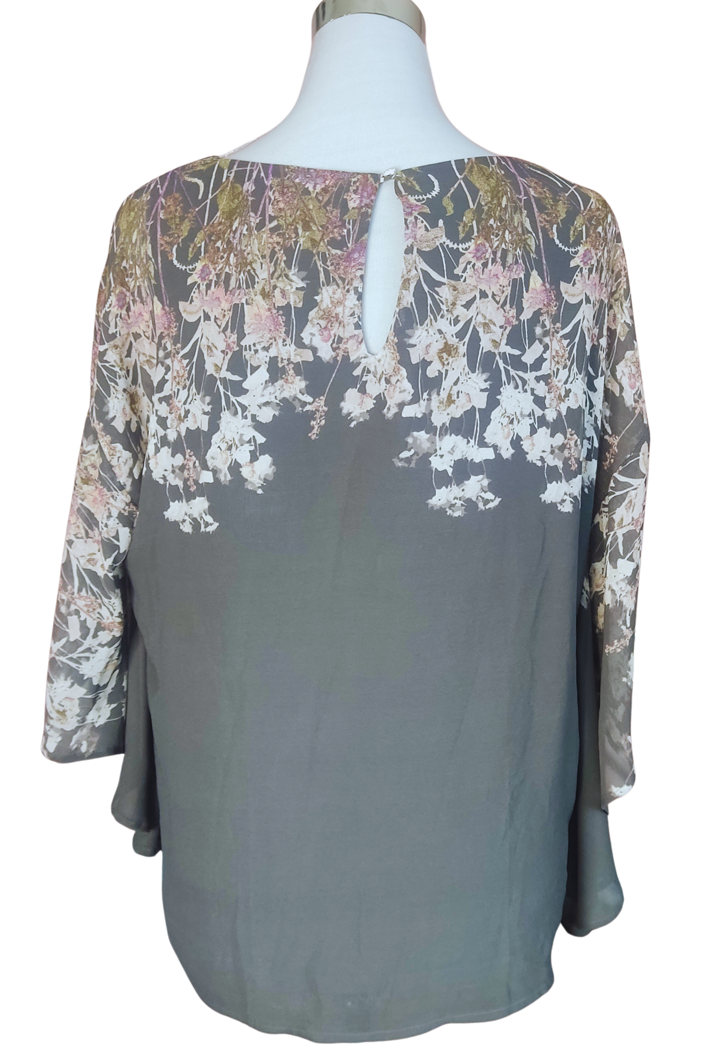 Blusa color gris con diseños florales en tonos blancos rosa y verde olivo cod 4000025