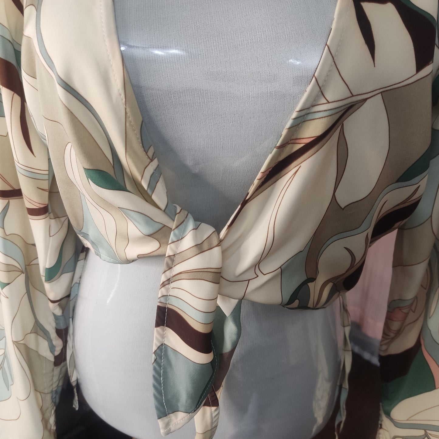 Blusa estampada abstracta tonos neutros beige crema marrón azul claro cod. 4000028