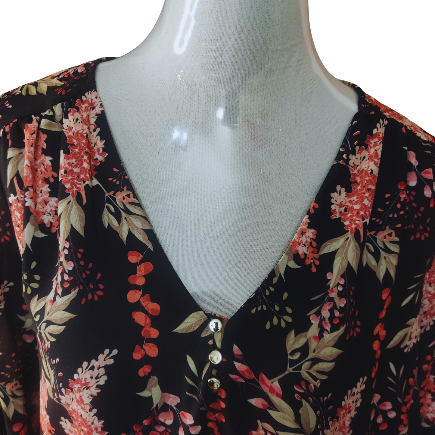 Blusa color negro con estampado floral tonos rosa blanco cod 4000029