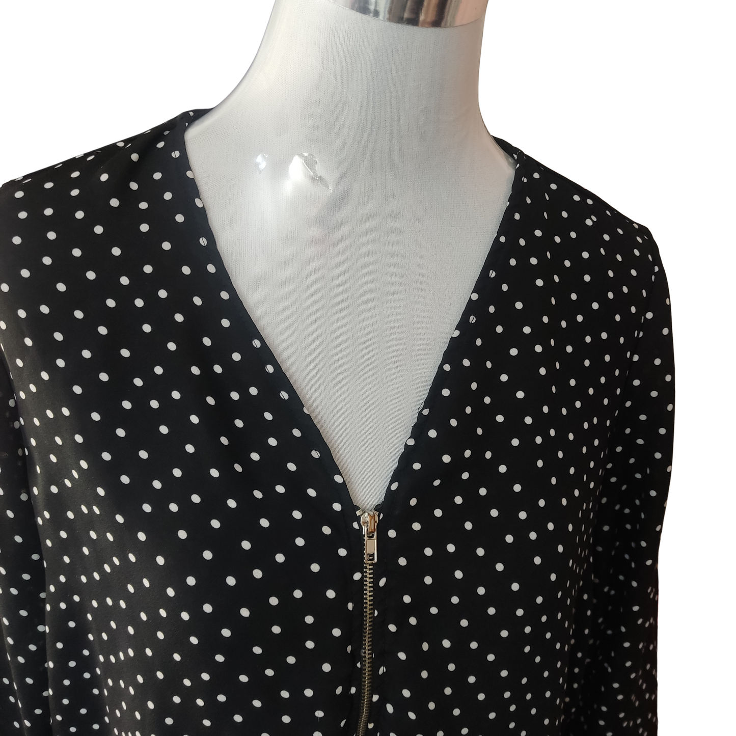 Blusa color negro con lunares blancos cierre frontal cod 4000031