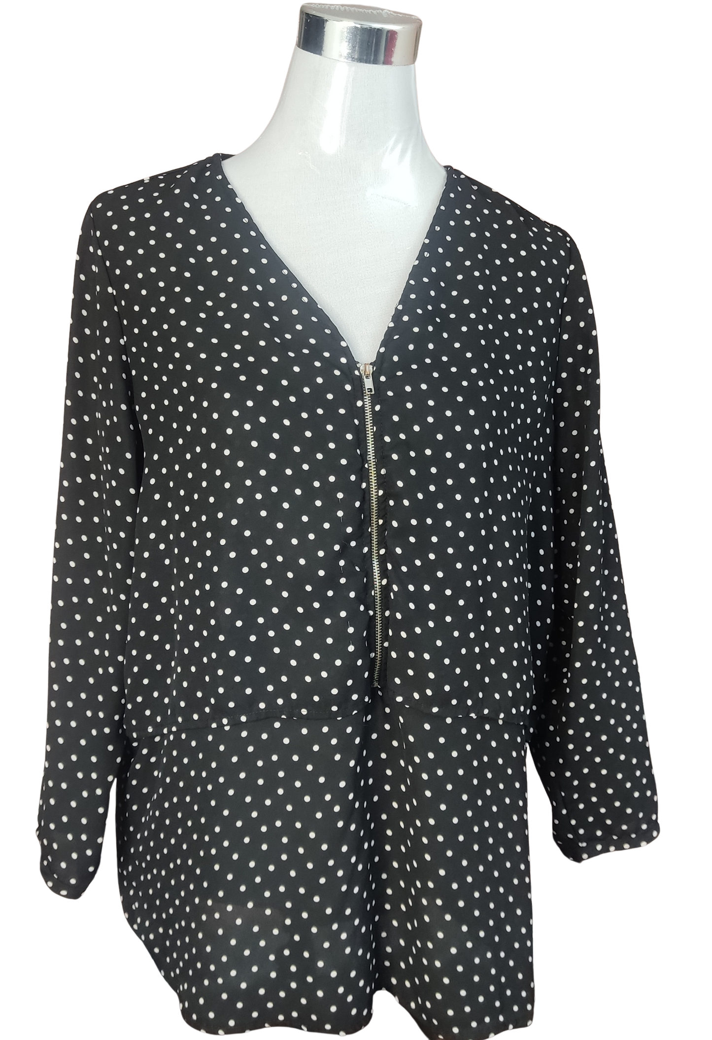 Blusa color negro con lunares blancos cierre frontal cod 4000031