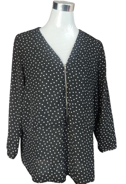 Blusa color negro con lunares blancos cierre frontal cod 4000031