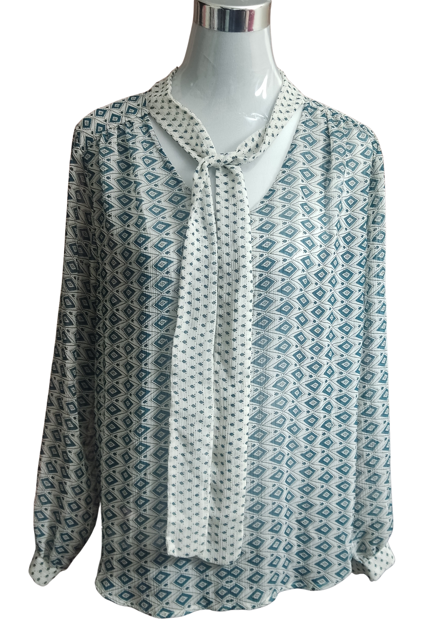 Blusa color blanco con estampado negro y azul oscuro cod 4000037